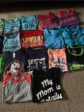 17 Assorted Boys' Graphic Tee  size 4